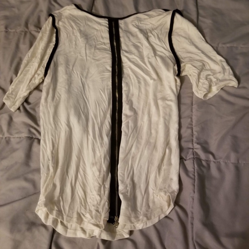 White top, black trim casual blouse.